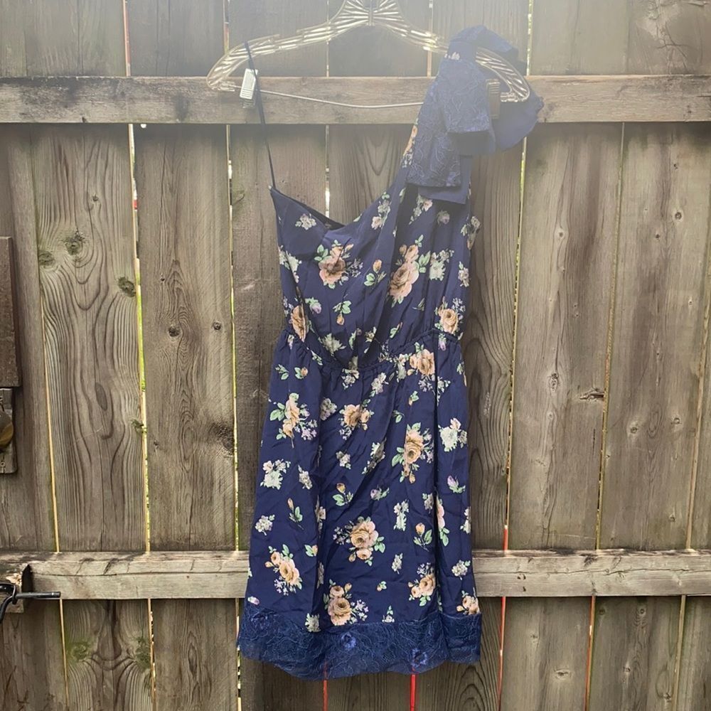 One shoulder floral dress sz. M